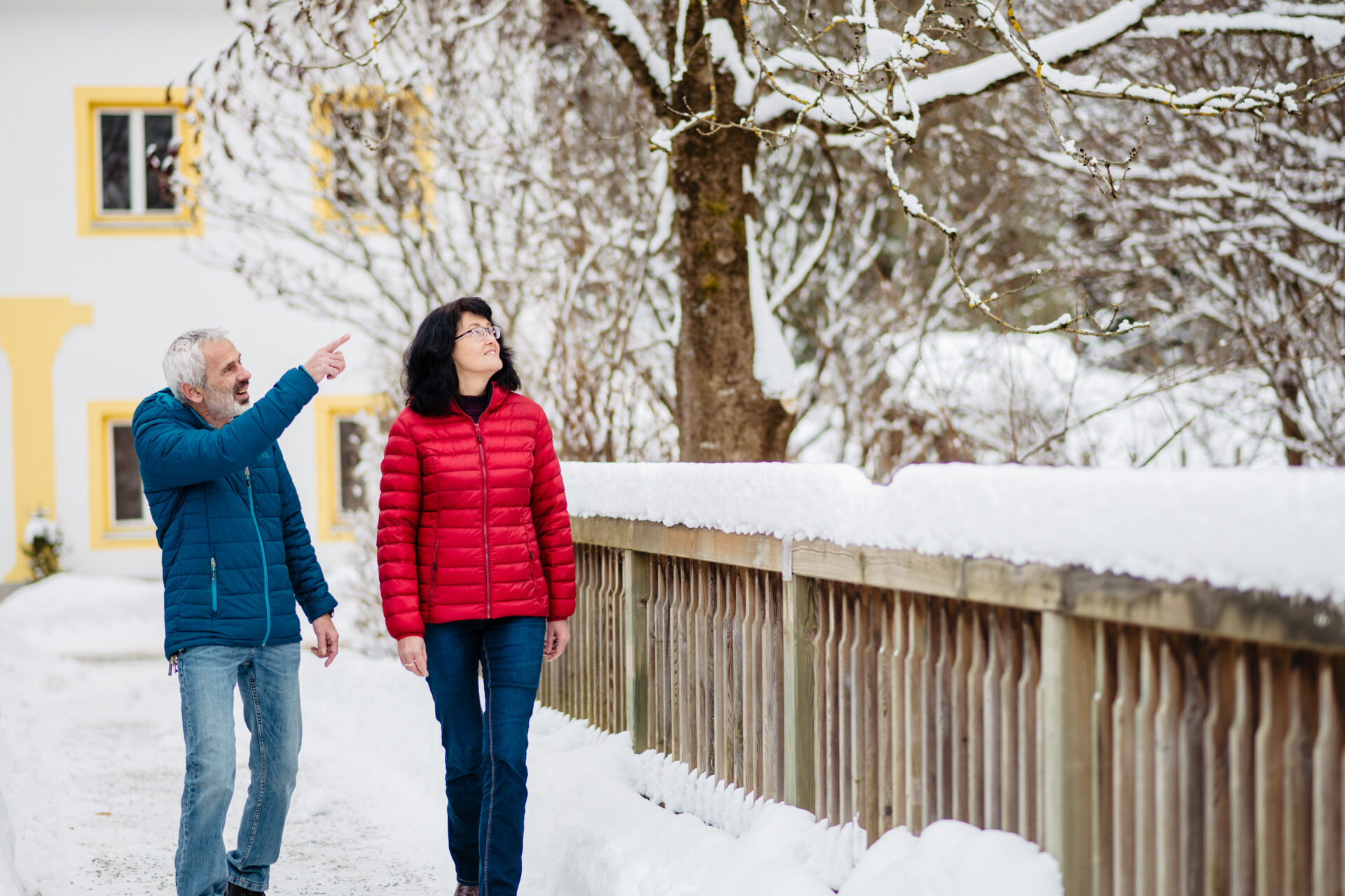 Pärchen spaziert Pärchen spaziert